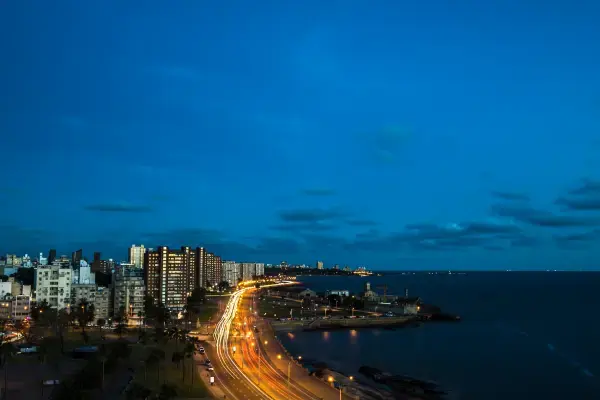 Vista da orla de Montevidéu, capital do Uruguai (Fonte: Canva)